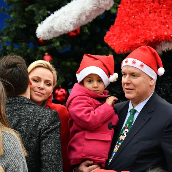 Le prince Albert II et la princesse Charlene de Monaco, avec la complicité de Louis Ducruet et Camille Gottlieb (enfants de la princesse Stéphanie), ont participé à la fête de Noël organisée au palais princier pour quelque 500 jeunes Monégasques de 5 à 12 ans. Danse de la Palladienne dans la cour d'honneur, en présence de Mickey et Minnie, spectacle et goûter dans la salle du Trône puis distribution de cadeaux étaient au programme. © Bruno Bebert / Bestimage