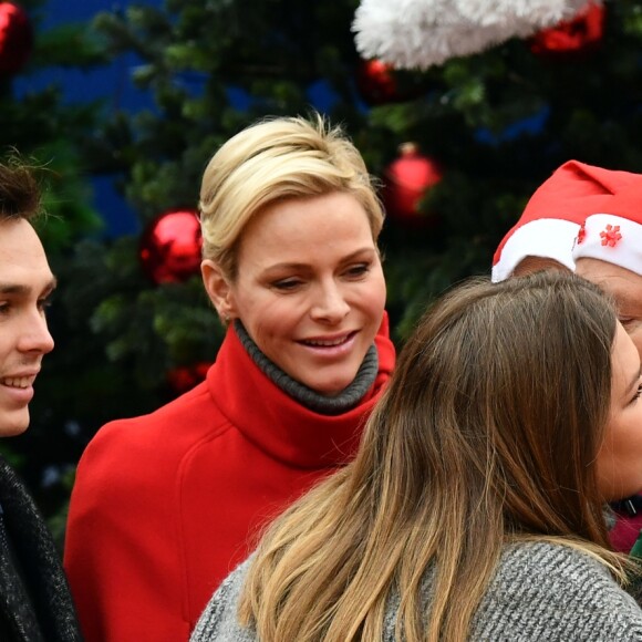 Le prince Albert II et la princesse Charlene de Monaco, avec la complicité de Louis Ducruet et Camille Gottlieb (enfants de la princesse Stéphanie), ont participé à la fête de Noël organisée au palais princier pour quelque 500 jeunes Monégasques de 5 à 12 ans. Danse de la Palladienne dans la cour d'honneur, en présence de Mickey et Minnie, spectacle et goûter dans la salle du Trône puis distribution de cadeaux étaient au programme. © Bruno Bebert / Bestimage