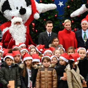 Le prince Albert II et la princesse Charlene de Monaco, avec la complicité de Louis Ducruet et Camille Gottlieb (enfants de la princesse Stéphanie), ont participé à la fête de Noël organisée au palais princier pour quelque 500 jeunes Monégasques de 5 à 12 ans. Danse de la Palladienne dans la cour d'honneur, en présence de Mickey et Minnie, spectacle et goûter dans la salle du Trône puis distribution de cadeaux étaient au programme. © Bruno Bebert / Bestimage