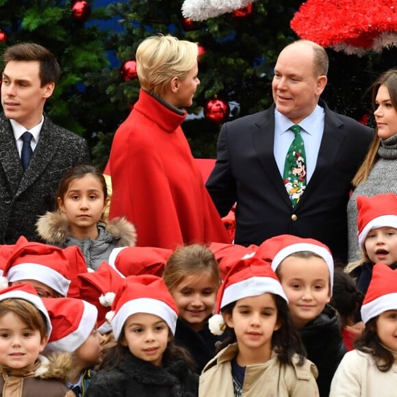 Le prince Albert II et la princesse Charlene de Monaco, avec la complicité de Louis Ducruet et Camille Gottlieb (enfants de la princesse Stéphanie), ont participé à la fête de Noël organisée au palais princier pour quelque 500 jeunes Monégasques de 5 à 12 ans. Danse de la Palladienne dans la cour d'honneur, en présence de Mickey et Minnie, spectacle et goûter dans la salle du Trône puis distribution de cadeaux étaient au programme. © Bruno Bebert / Bestimage