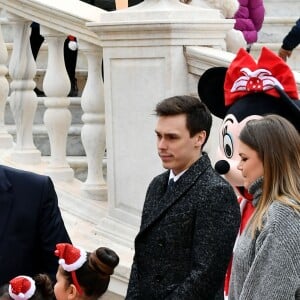 Le prince Albert II et la princesse Charlene de Monaco, avec la complicité de Louis Ducruet et Camille Gottlieb (enfants de la princesse Stéphanie), ont participé à la fête de Noël organisée au palais princier pour quelque 500 jeunes Monégasques de 5 à 12 ans. Danse de la Palladienne dans la cour d'honneur, en présence de Mickey et Minnie, spectacle et goûter dans la salle du Trône puis distribution de cadeaux étaient au programme. © Bruno Bebert / Bestimage