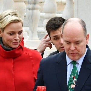 Le prince Albert II et la princesse Charlene de Monaco, avec la complicité de Louis Ducruet et Camille Gottlieb (enfants de la princesse Stéphanie), ont participé à la fête de Noël organisée au palais princier pour quelque 500 jeunes Monégasques de 5 à 12 ans. Danse de la Palladienne dans la cour d'honneur, en présence de Mickey et Minnie, spectacle et goûter dans la salle du Trône puis distribution de cadeaux étaient au programme. © Bruno Bebert / Bestimage