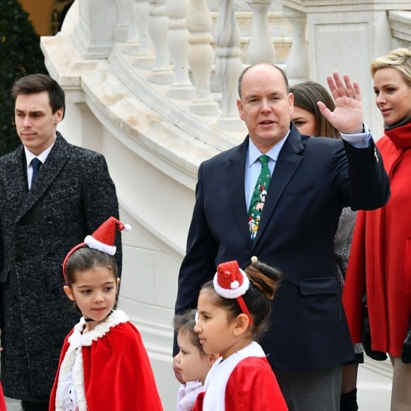 Le prince Albert II et la princesse Charlene de Monaco, avec la complicité de Louis Ducruet et Camille Gottlieb (enfants de la princesse Stéphanie), ont participé à la fête de Noël organisée au palais princier pour quelque 500 jeunes Monégasques de 5 à 12 ans. Danse de la Palladienne dans la cour d'honneur, en présence de Mickey et Minnie, spectacle et goûter dans la salle du Trône puis distribution de cadeaux étaient au programme. © Bruno Bebert / Bestimage