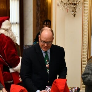 Le prince Albert II et la princesse Charlene de Monaco, avec la complicité de Louis Ducruet et Camille Gottlieb (enfants de la princesse Stéphanie), ont participé à la fête de Noël organisée au palais princier pour quelque 500 jeunes Monégasques de 5 à 12 ans. Danse de la Palladienne dans la cour d'honneur, en présence de Mickey et Minnie, spectacle et goûter dans la salle du Trône puis distribution de cadeaux étaient au programme. © Bruno Bebert / Bestimage