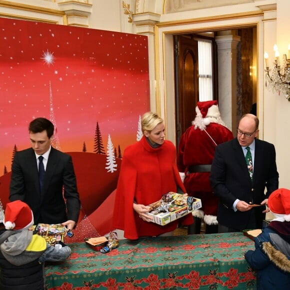 Le prince Albert II et la princesse Charlene de Monaco, avec la complicité de Louis Ducruet et Camille Gottlieb (enfants de la princesse Stéphanie), ont participé à la fête de Noël organisée au palais princier pour quelque 500 jeunes Monégasques de 5 à 12 ans. Danse de la Palladienne dans la cour d'honneur, en présence de Mickey et Minnie, spectacle et goûter dans la salle du Trône puis distribution de cadeaux étaient au programme. © Bruno Bebert / Bestimage