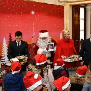 Le prince Albert II et la princesse Charlene de Monaco, avec la complicité de Louis Ducruet et Camille Gottlieb (enfants de la princesse Stéphanie), ont participé à la fête de Noël organisée au palais princier pour quelque 500 jeunes Monégasques de 5 à 12 ans. Danse de la Palladienne dans la cour d'honneur, en présence de Mickey et Minnie, spectacle et goûter dans la salle du Trône puis distribution de cadeaux étaient au programme. © Bruno Bebert / Bestimage