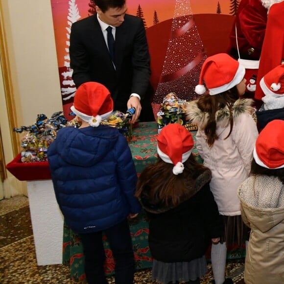 Le prince Albert II et la princesse Charlene de Monaco, avec la complicité de Louis Ducruet et Camille Gottlieb (enfants de la princesse Stéphanie), ont participé à la fête de Noël organisée au palais princier pour quelque 500 jeunes Monégasques de 5 à 12 ans. Danse de la Palladienne dans la cour d'honneur, en présence de Mickey et Minnie, spectacle et goûter dans la salle du Trône puis distribution de cadeaux étaient au programme. © Bruno Bebert / Bestimage