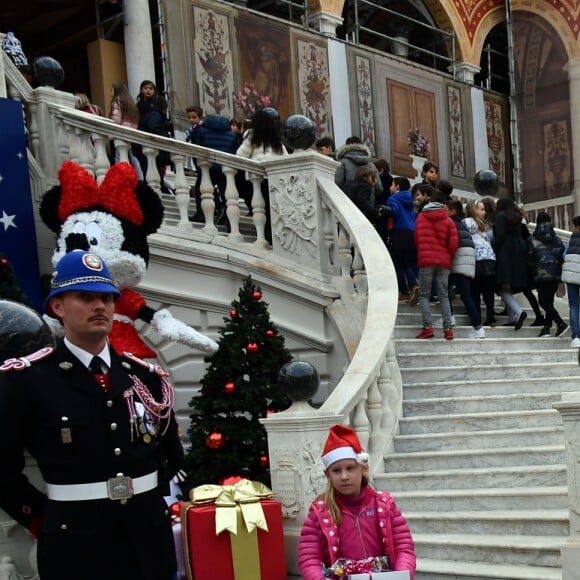 Le prince Albert II et la princesse Charlene de Monaco, avec la complicité de Louis Ducruet et Camille Gottlieb (enfants de la princesse Stéphanie), ont participé à la fête de Noël organisée au palais princier pour quelque 500 jeunes Monégasques de 5 à 12 ans. Danse de la Palladienne dans la cour d'honneur, en présence de Mickey et Minnie, spectacle et goûter dans la salle du Trône puis distribution de cadeaux étaient au programme. © Bruno Bebert / Bestimage