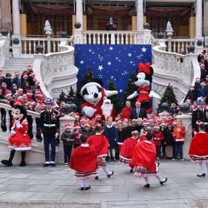 Le prince Albert II et la princesse Charlene de Monaco, avec la complicité de Louis Ducruet et Camille Gottlieb (enfants de la princesse Stéphanie), ont participé à la fête de Noël organisée au palais princier pour quelque 500 jeunes Monégasques de 5 à 12 ans. Danse de la Palladienne dans la cour d'honneur, en présence de Mickey et Minnie, spectacle et goûter dans la salle du Trône puis distribution de cadeaux étaient au programme. © Bruno Bebert / Bestimage