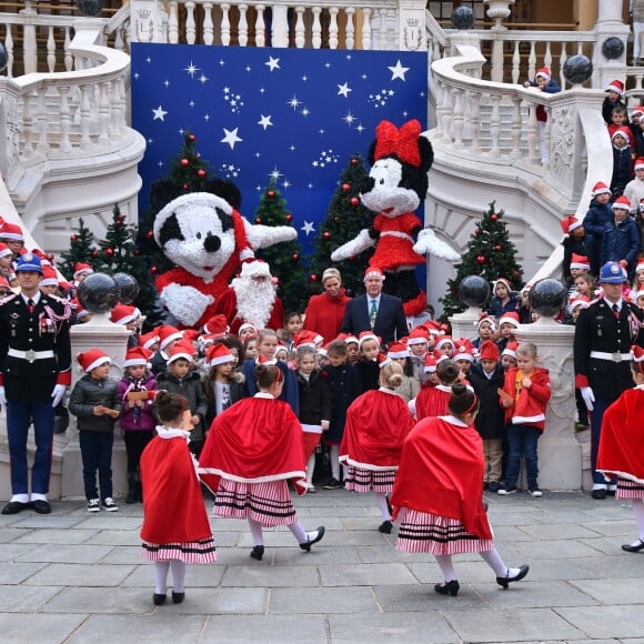 Le prince Albert II et la princesse Charlene de Monaco, avec la complicité de Louis Ducruet et Camille Gottlieb (enfants de la princesse Stéphanie), ont participé à la fête de Noël organisée au palais princier pour quelque 500 jeunes Monégasques de 5 à 12 ans. Danse de la Palladienne dans la cour d'honneur, en présence de Mickey et Minnie, spectacle et goûter dans la salle du Trône puis distribution de cadeaux étaient au programme. © Bruno Bebert / Bestimage