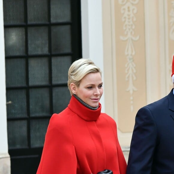 Le prince Albert II et la princesse Charlene de Monaco, avec la complicité de Louis Ducruet et Camille Gottlieb (enfants de la princesse Stéphanie), ont participé à la fête de Noël organisée au palais princier pour quelque 500 jeunes Monégasques de 5 à 12 ans. Danse de la Palladienne dans la cour d'honneur, en présence de Mickey et Minnie, spectacle et goûter dans la salle du Trône puis distribution de cadeaux étaient au programme. © Bruno Bebert / Bestimage