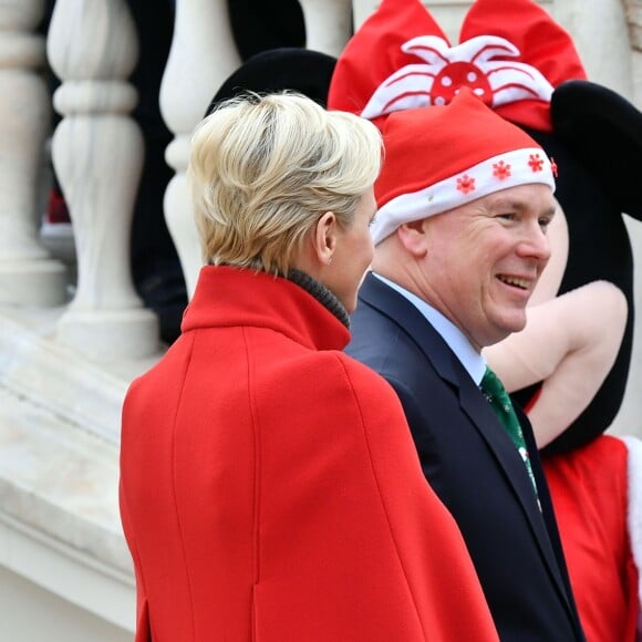 Le prince Albert II et la princesse Charlene de Monaco, avec la complicité de Louis Ducruet et Camille Gottlieb (enfants de la princesse Stéphanie), ont participé à la fête de Noël organisée au palais princier pour quelque 500 jeunes Monégasques de 5 à 12 ans. Danse de la Palladienne dans la cour d'honneur, en présence de Mickey et Minnie, spectacle et goûter dans la salle du Trône puis distribution de cadeaux étaient au programme. © Bruno Bebert / Bestimage