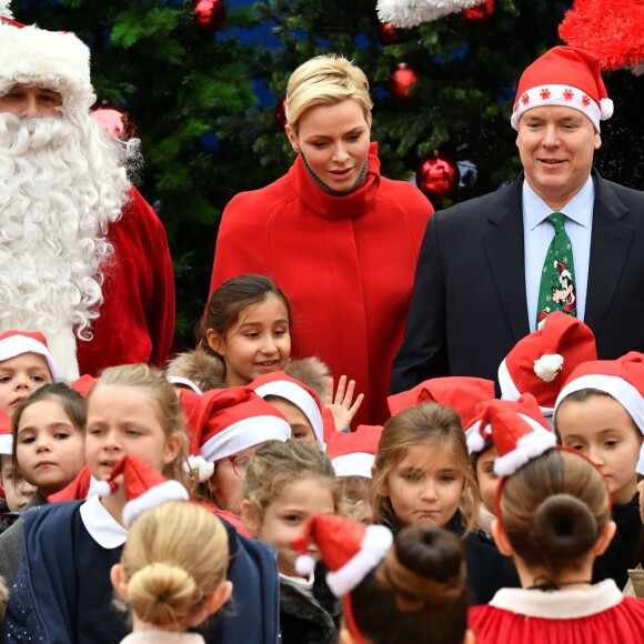 Le prince Albert II et la princesse Charlene de Monaco, avec la complicité de Louis Ducruet et Camille Gottlieb (enfants de la princesse Stéphanie), ont participé à la fête de Noël organisée au palais princier pour quelque 500 jeunes Monégasques de 5 à 12 ans. Danse de la Palladienne dans la cour d'honneur, en présence de Mickey et Minnie, spectacle et goûter dans la salle du Trône puis distribution de cadeaux étaient au programme. © Bruno Bebert / Bestimage