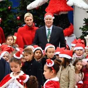 Le prince Albert II et la princesse Charlene de Monaco, avec la complicité de Louis Ducruet et Camille Gottlieb (enfants de la princesse Stéphanie), ont participé à la fête de Noël organisée au palais princier pour quelque 500 jeunes Monégasques de 5 à 12 ans. Danse de la Palladienne dans la cour d'honneur, en présence de Mickey et Minnie, spectacle et goûter dans la salle du Trône puis distribution de cadeaux étaient au programme. © Bruno Bebert / Bestimage