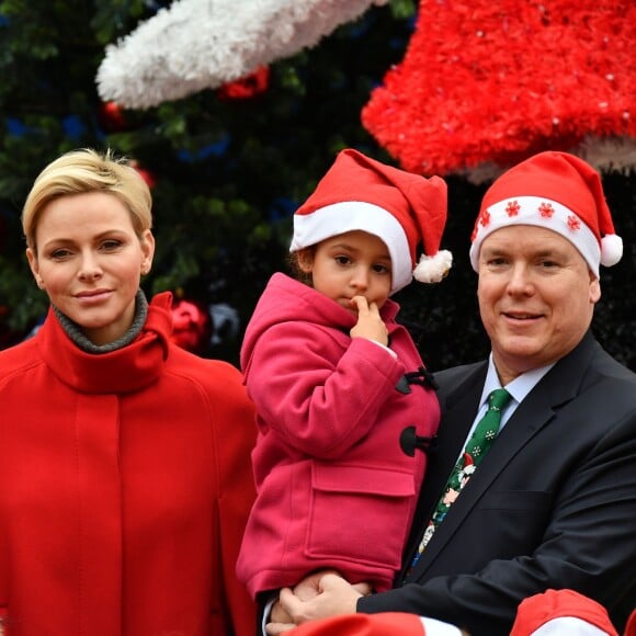 Le prince Albert II et la princesse Charlene de Monaco, avec la complicité de Louis Ducruet et Camille Gottlieb (enfants de la princesse Stéphanie), ont participé à la fête de Noël organisée au palais princier pour quelque 500 jeunes Monégasques de 5 à 12 ans. Danse de la Palladienne dans la cour d'honneur, en présence de Mickey et Minnie, spectacle et goûter dans la salle du Trône puis distribution de cadeaux étaient au programme. © Bruno Bebert / Bestimage