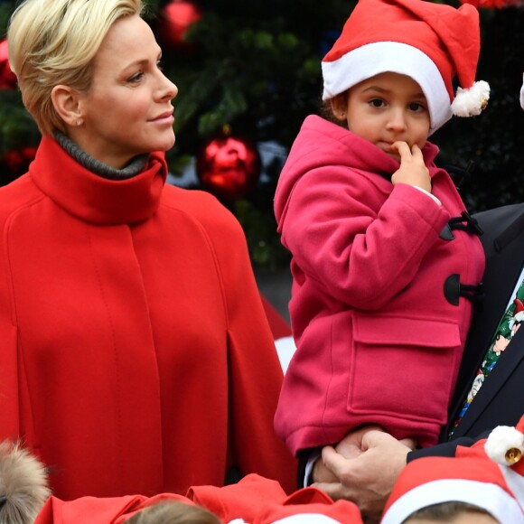 Le prince Albert II et la princesse Charlene de Monaco, avec la complicité de Louis Ducruet et Camille Gottlieb (enfants de la princesse Stéphanie), ont participé à la fête de Noël organisée au palais princier pour quelque 500 jeunes Monégasques de 5 à 12 ans. Danse de la Palladienne dans la cour d'honneur, en présence de Mickey et Minnie, spectacle et goûter dans la salle du Trône puis distribution de cadeaux étaient au programme. © Bruno Bebert / Bestimage