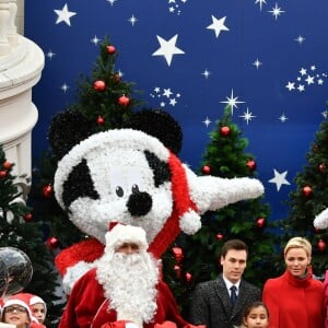 Le prince Albert II et la princesse Charlene de Monaco, avec la complicité de Louis Ducruet et Camille Gottlieb (enfants de la princesse Stéphanie), ont participé à la fête de Noël organisée au palais princier pour quelque 500 jeunes Monégasques de 5 à 12 ans. Danse de la Palladienne dans la cour d'honneur, en présence de Mickey et Minnie, spectacle et goûter dans la salle du Trône puis distribution de cadeaux étaient au programme. © Bruno Bebert / Bestimage