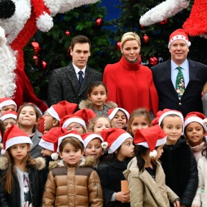 Le prince Albert II et la princesse Charlene de Monaco, avec la complicité de Louis Ducruet et Camille Gottlieb (enfants de la princesse Stéphanie), ont participé à la fête de Noël organisée au palais princier pour quelque 500 jeunes Monégasques de 5 à 12 ans. Danse de la Palladienne dans la cour d'honneur, en présence de Mickey et Minnie, spectacle et goûter dans la salle du Trône puis distribution de cadeaux étaient au programme. © Bruno Bebert / Bestimage