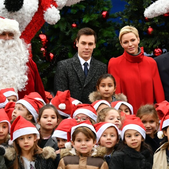 Le prince Albert II et la princesse Charlene de Monaco, avec la complicité de Louis Ducruet et Camille Gottlieb (enfants de la princesse Stéphanie), ont participé à la fête de Noël organisée au palais princier pour quelque 500 jeunes Monégasques de 5 à 12 ans. Danse de la Palladienne dans la cour d'honneur, en présence de Mickey et Minnie, spectacle et goûter dans la salle du Trône puis distribution de cadeaux étaient au programme. © Bruno Bebert / Bestimage