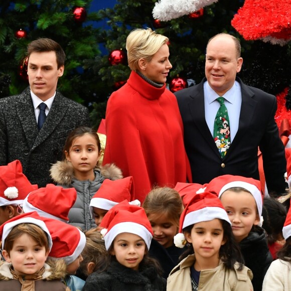 Le prince Albert II et la princesse Charlene de Monaco, avec la complicité de Louis Ducruet et Camille Gottlieb (enfants de la princesse Stéphanie), ont participé à la fête de Noël organisée au palais princier pour quelque 500 jeunes Monégasques de 5 à 12 ans. Danse de la Palladienne dans la cour d'honneur, en présence de Mickey et Minnie, spectacle et goûter dans la salle du Trône puis distribution de cadeaux étaient au programme. © Bruno Bebert / Bestimage