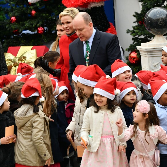 Le prince Albert II et la princesse Charlene de Monaco, avec la complicité de Louis Ducruet et Camille Gottlieb (enfants de la princesse Stéphanie), ont participé à la fête de Noël organisée au palais princier pour quelque 500 jeunes Monégasques de 5 à 12 ans. Danse de la Palladienne dans la cour d'honneur, en présence de Mickey et Minnie, spectacle et goûter dans la salle du Trône puis distribution de cadeaux étaient au programme. © Bruno Bebert / Bestimage