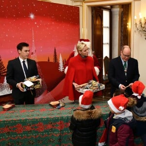 Le prince Albert II et la princesse Charlene de Monaco, avec la complicité de Louis Ducruet et Camille Gottlieb (enfants de la princesse Stéphanie), ont participé à la fête de Noël organisée au palais princier pour quelque 500 jeunes Monégasques de 5 à 12 ans. Danse de la Palladienne dans la cour d'honneur, en présence de Mickey et Minnie, spectacle et goûter dans la salle du Trône puis distribution de cadeaux étaient au programme. © Bruno Bebert / Bestimage