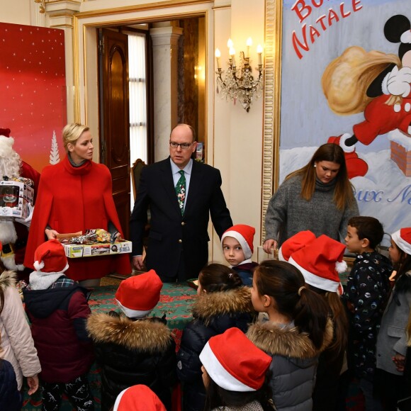 Le prince Albert II et la princesse Charlene de Monaco, avec la complicité de Louis Ducruet et Camille Gottlieb (enfants de la princesse Stéphanie), ont participé à la fête de Noël organisée au palais princier pour quelque 500 jeunes Monégasques de 5 à 12 ans. Danse de la Palladienne dans la cour d'honneur, en présence de Mickey et Minnie, spectacle et goûter dans la salle du Trône puis distribution de cadeaux étaient au programme. © Bruno Bebert / Bestimage