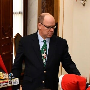 Le prince Albert II et la princesse Charlene de Monaco, avec la complicité de Louis Ducruet et Camille Gottlieb (enfants de la princesse Stéphanie), ont participé à la fête de Noël organisée au palais princier pour quelque 500 jeunes Monégasques de 5 à 12 ans. Danse de la Palladienne dans la cour d'honneur, en présence de Mickey et Minnie, spectacle et goûter dans la salle du Trône puis distribution de cadeaux étaient au programme. © Bruno Bebert / Bestimage