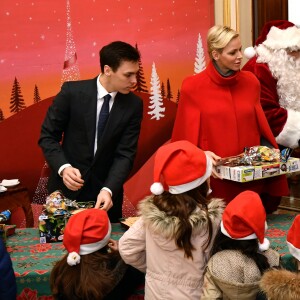 Le prince Albert II et la princesse Charlene de Monaco, avec la complicité de Louis Ducruet et Camille Gottlieb (enfants de la princesse Stéphanie), ont participé à la fête de Noël organisée au palais princier pour quelque 500 jeunes Monégasques de 5 à 12 ans. Danse de la Palladienne dans la cour d'honneur, en présence de Mickey et Minnie, spectacle et goûter dans la salle du Trône puis distribution de cadeaux étaient au programme. © Bruno Bebert / Bestimage