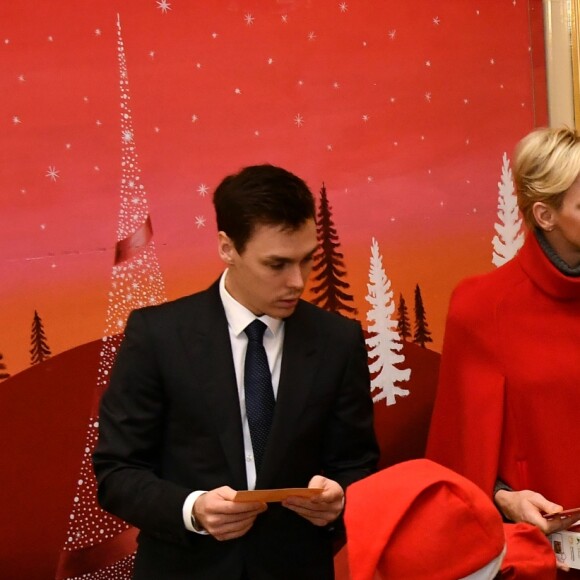 Le prince Albert II et la princesse Charlene de Monaco, avec la complicité de Louis Ducruet et Camille Gottlieb (enfants de la princesse Stéphanie), ont participé à la fête de Noël organisée au palais princier pour quelque 500 jeunes Monégasques de 5 à 12 ans. Danse de la Palladienne dans la cour d'honneur, en présence de Mickey et Minnie, spectacle et goûter dans la salle du Trône puis distribution de cadeaux étaient au programme. © Bruno Bebert / Bestimage