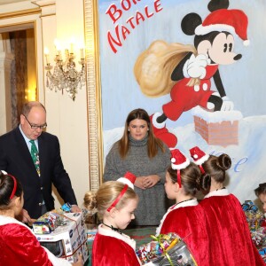 Le prince Albert II et la princesse Charlene de Monaco, avec la complicité de Louis Ducruet et Camille Gottlieb (enfants de la princesse Stéphanie), ont participé à la fête de Noël organisée au palais princier pour quelque 500 jeunes Monégasques de 5 à 12 ans. Danse de la Palladienne dans la cour d'honneur, en présence de Mickey et Minnie, spectacle et goûter dans la salle du Trône puis distribution de cadeaux étaient au programme. © Claudia Albuquerque / Bestimage