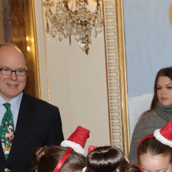 Le prince Albert II et la princesse Charlene de Monaco, avec la complicité de Louis Ducruet et Camille Gottlieb (enfants de la princesse Stéphanie), ont participé à la fête de Noël organisée au palais princier pour quelque 500 jeunes Monégasques de 5 à 12 ans. Danse de la Palladienne dans la cour d'honneur, en présence de Mickey et Minnie, spectacle et goûter dans la salle du Trône puis distribution de cadeaux étaient au programme. © Claudia Albuquerque / Bestimage