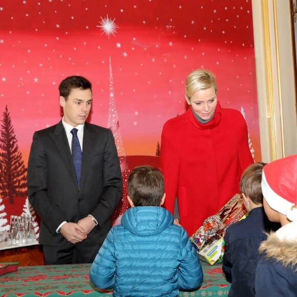Le prince Albert II et la princesse Charlene de Monaco, avec la complicité de Louis Ducruet et Camille Gottlieb (enfants de la princesse Stéphanie), ont participé à la fête de Noël organisée au palais princier pour quelque 500 jeunes Monégasques de 5 à 12 ans. Danse de la Palladienne dans la cour d'honneur, en présence de Mickey et Minnie, spectacle et goûter dans la salle du Trône puis distribution de cadeaux étaient au programme. © Claudia Albuquerque / Bestimage