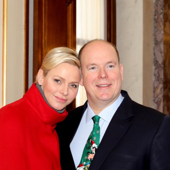 Le prince Albert II et la princesse Charlene de Monaco, avec la complicité de Louis Ducruet et Camille Gottlieb (enfants de la princesse Stéphanie), ont participé à la fête de Noël organisée au palais princier pour quelque 500 jeunes Monégasques de 5 à 12 ans. Danse de la Palladienne dans la cour d'honneur, en présence de Mickey et Minnie, spectacle et goûter dans la salle du Trône puis distribution de cadeaux étaient au programme. © Claudia Albuquerque / Bestimage