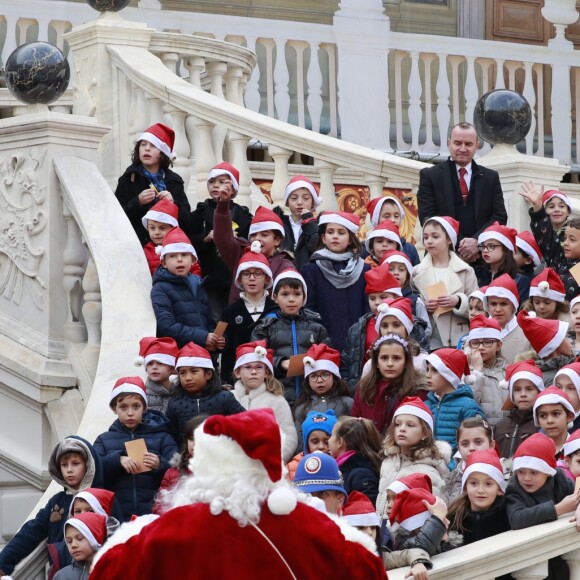 Le prince Albert II et la princesse Charlene de Monaco, avec la complicité de Louis Ducruet et Camille Gottlieb (enfants de la princesse Stéphanie), ont participé à la fête de Noël organisée au palais princier pour quelque 500 jeunes Monégasques de 5 à 12 ans. Danse de la Palladienne dans la cour d'honneur, en présence de Mickey et Minnie, spectacle et goûter dans la salle du Trône puis distribution de cadeaux étaient au programme. © Claudia Albuquerque / Bestimage