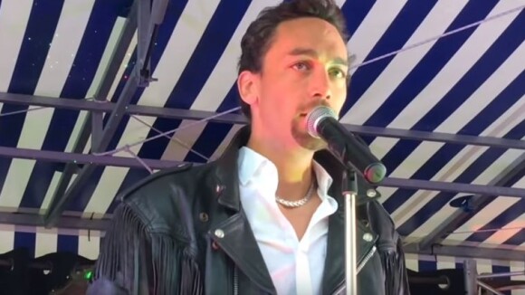 Johnny Junior, le sosie vocal de Johnny Hallyday, chante "Diego" en juillet 2016.