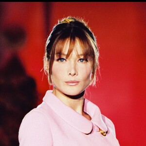 Carla Bruni défile pour Gianni Versace, collection haute-couture printemps-été 1995 à Paris.  