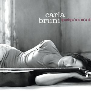 Pochette de l'album "Quelqu'un m'a dit" de Carla Bruni-Sarkozy sorti en 2002 et qui s'est vendu ) plus de deux millions exemplaires.