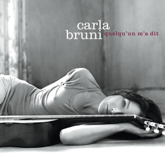 Pochette de l'album "Quelqu'un m'a dit" de Carla Bruni-Sarkozy sorti en 2002 et qui s'est vendu ) plus de deux millions exemplaires.