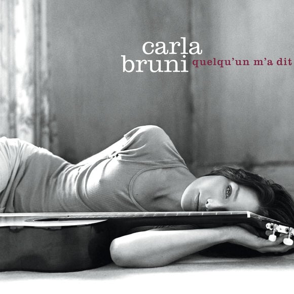 Pochette de l'album "Quelqu'un m'a dit" de Carla Bruni-Sarkozy sorti en 2002 et qui s'est vendu ) plus de deux millions exemplaires.