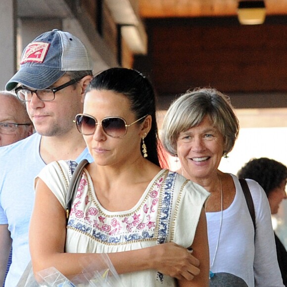 Matt Damon avec sa femme Luciana et ses parents Kent et Nancy lors d'une sortie en famille au restaurant pour son anniversaire le 8 octobre 2014.