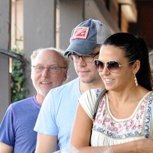 Matt Damon avec sa femme Luciana et ses parents Kent et Nancy lors d'une sortie en famille au restaurant pour son anniversaire le 8 octobre 2014.