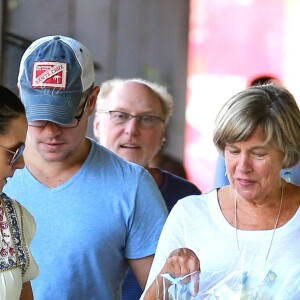 Matt Damon avec sa femme Luciana et ses parents Kent et Nancy lors d'une sortie en famille au restaurant pour son anniversaire le 8 octobre 2014.