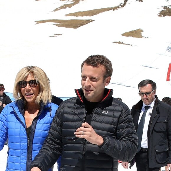 Emmanuel Macron et sa femme Brigitte Macron dans la station de ski Grand Tourmalet (La Mongie / Barèges), France, le 12 avril 2017. © Dominique Jacovides/Bestimage