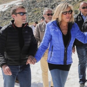 Emmanuel Macron et sa femme Brigitte Macron dans la station de ski Grand Tourmalet (La Mongie / Barèges), France, le 12 avril 2017. © Dominique Jacovides/Bestimage