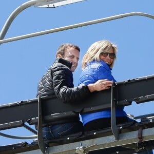 Emmanuel Macron et sa femme Brigitte Macron dans la station de ski Grand Tourmalet (La Mongie / Barèges), France, le 12 avril 2017. © Dominique Jacovides/Bestimage