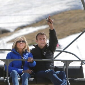 Emmanuel Macron et sa femme Brigitte Macron dans la station de ski Grand Tourmalet (La Mongie / Barèges), France, le 12 avril 2017. © Dominique Jacovides/Bestimage