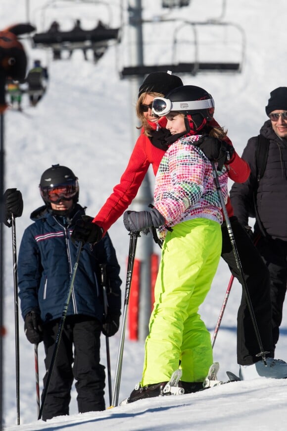 Exclusif : Brigitte Macron fait du ski à La Mongie et pose avec des jeunes gens . Cyril Moreau/Bestimage le 25/12/2017