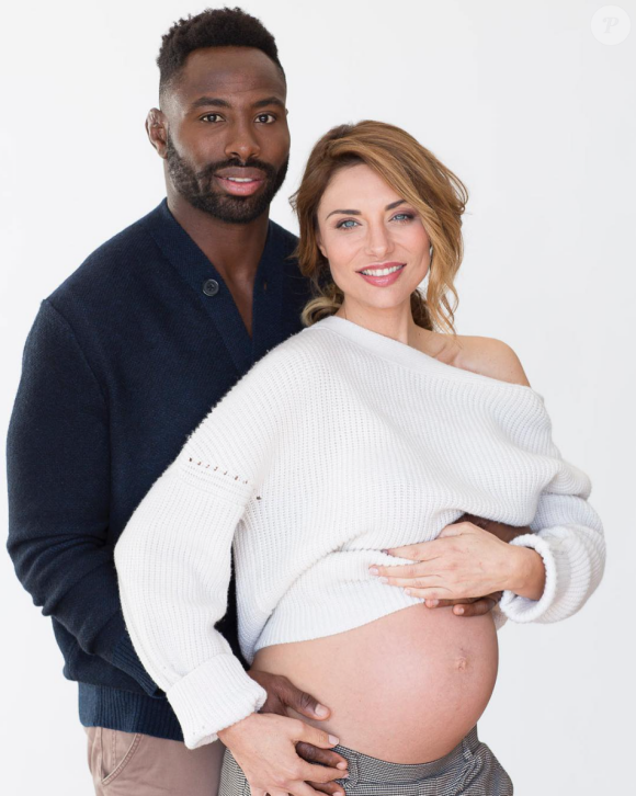 Ariane Brodier, enceinte, et Fulgence Ouedraogo souhaitent un "joyeux Noël" à leurs fans. Photos postée sur Instagram le 26 décembre 2017. La naissance est prévue pour janvier.