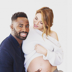 Fulgence Ouedraogo et Ariane Brodier, enceinte, souhaitent un "joyeux Noël" à leurs fans. Photos postée sur Instagram le 26 décembre 2017. La naissance est prévue pour janvier.